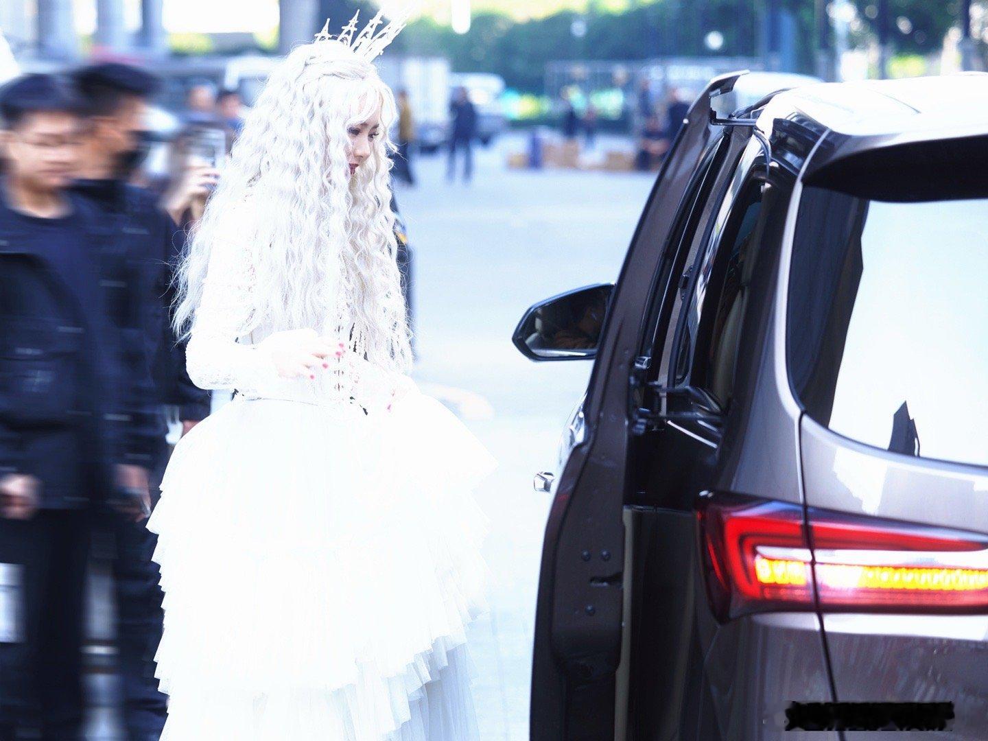 戚薇大侦探演唱会路透 戚薇银发白裙惊艳众人！白皇后造型又美又飒，完美融入探案氛围