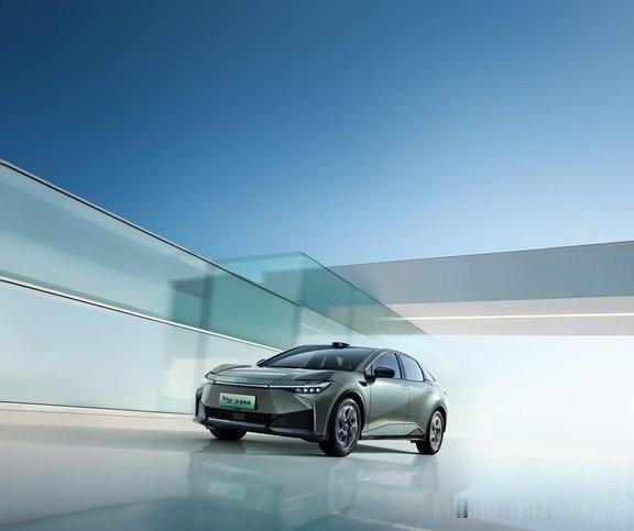 一汽丰田bZ3智享家系列以极具竞争力的价格正式登陆市场，基于e-TNGA架构打造