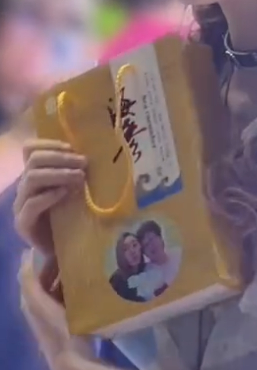 我淡这个小贴纸还挺萌 