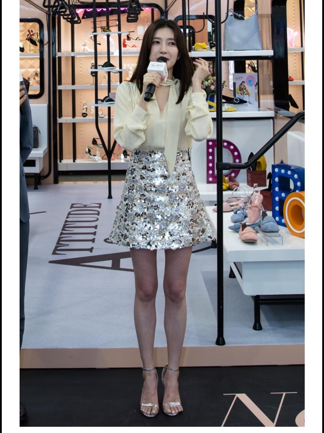 江疏影，左脚脚趾头跑出来了。