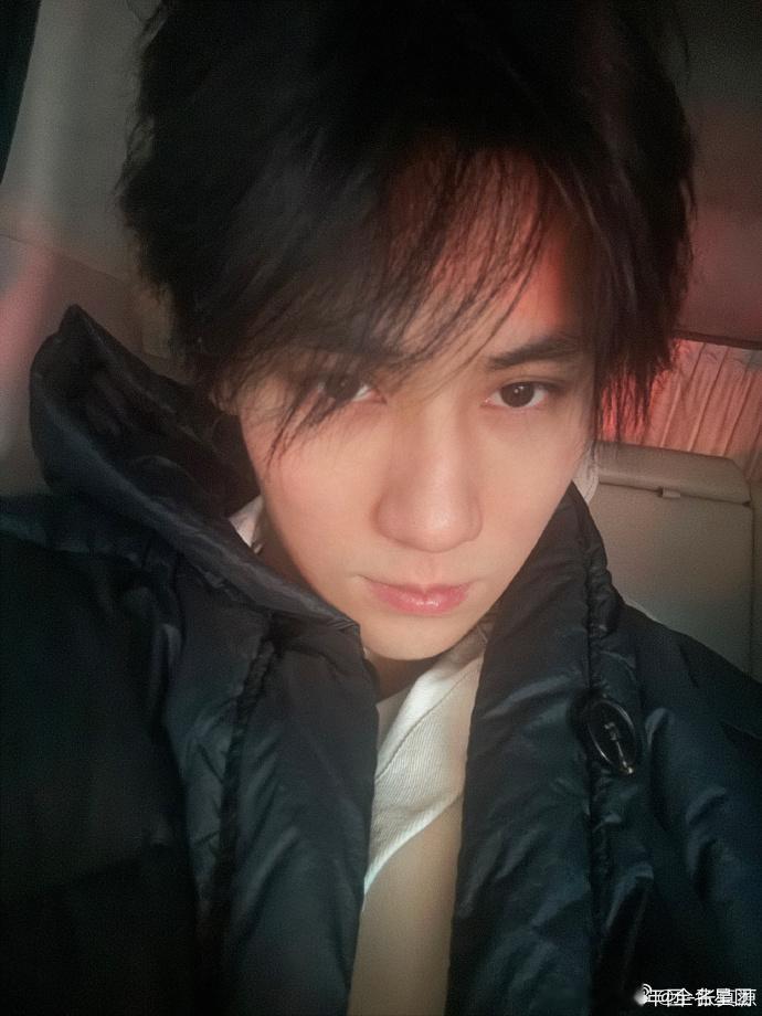 张真源早起素颜自拍  张真源早起自拍live图  瞧，张真源早起自拍的live图