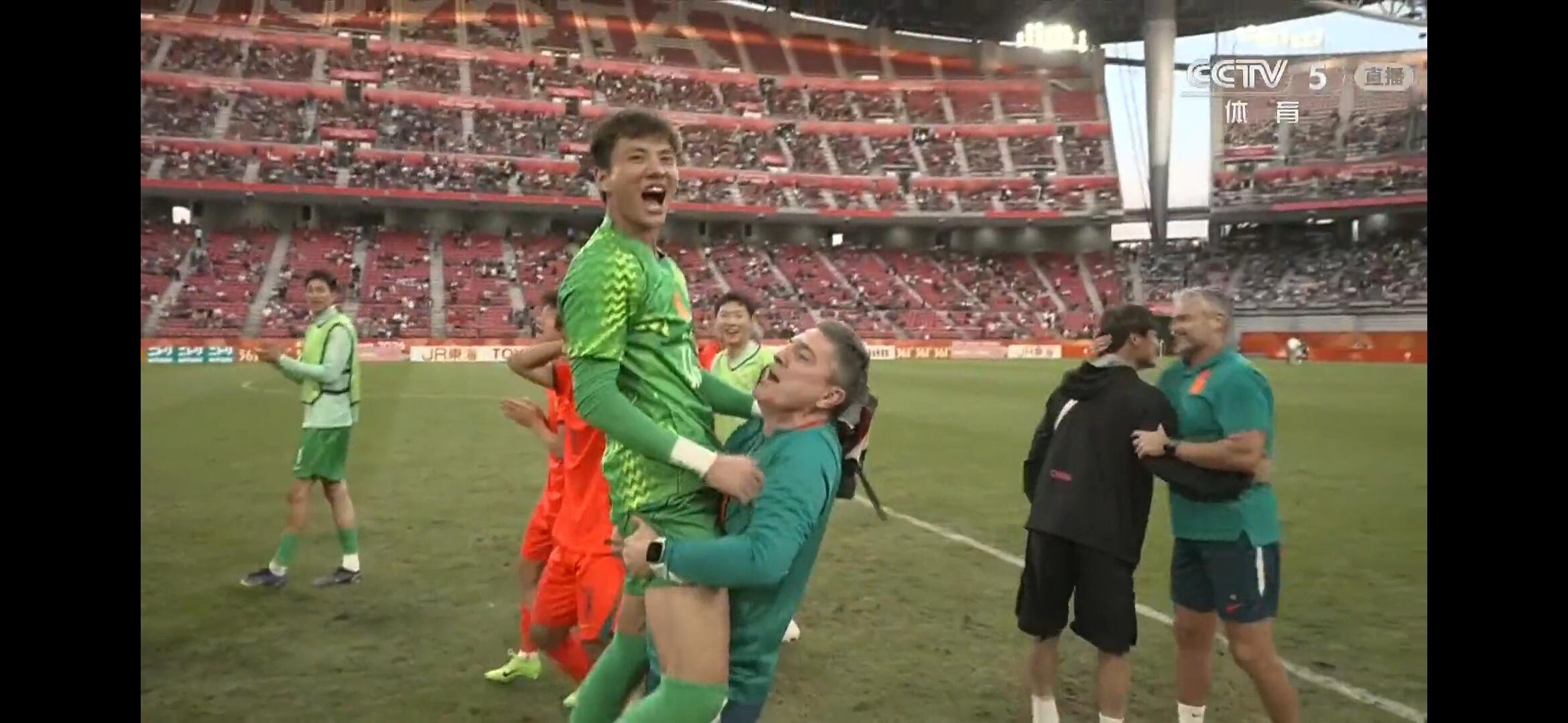U23国足铜牌赛现场大批球迷助威铜牌赛的看台上，大批球迷到场呐喊助威，挥舞旗帜为