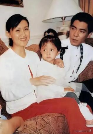 1989年，22岁的歌手屠洪刚在美国演出时，遇到了年仅19岁的中美混血美女黛西，