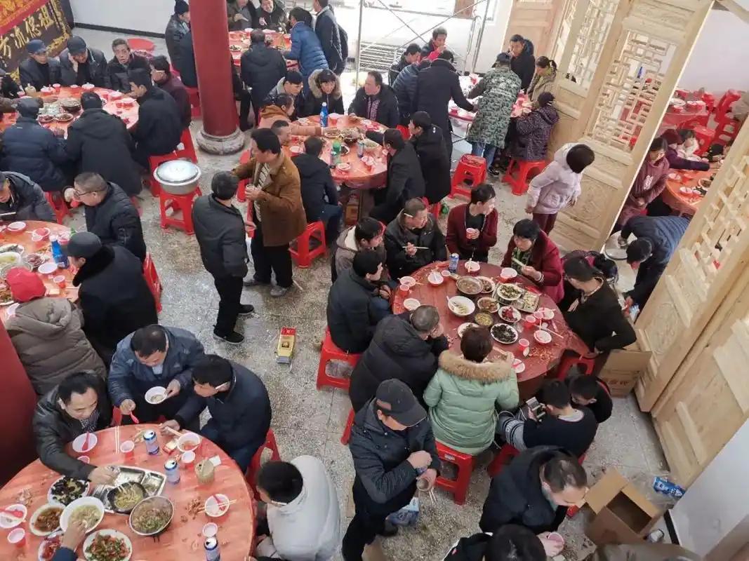 [微风]乱象触目惊心！农村无节制办酒成风单日县城超200家设宴，畸形人情债掏空山