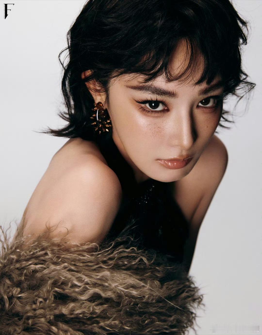 彭小苒三角形露腹装 《F时尚画报》封面大片释出，彭小苒以露腹造型亮相