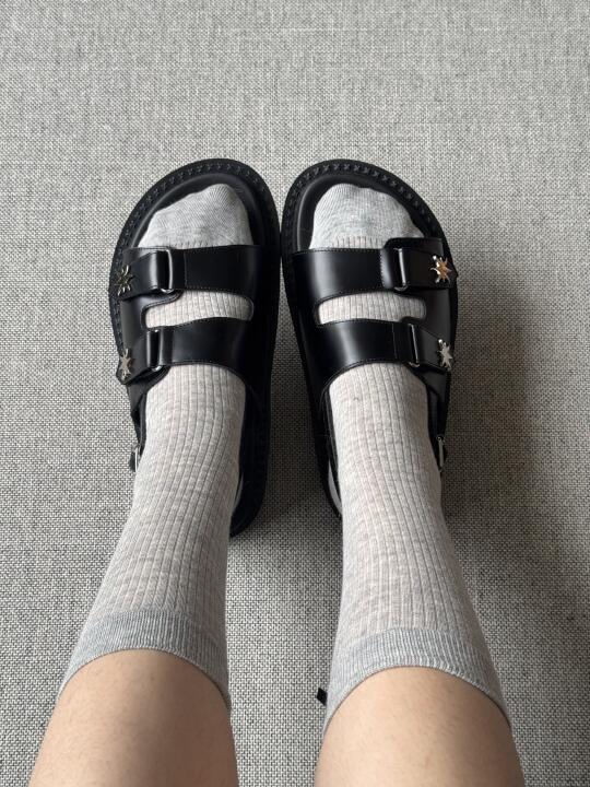 一双沙滩凉鞋