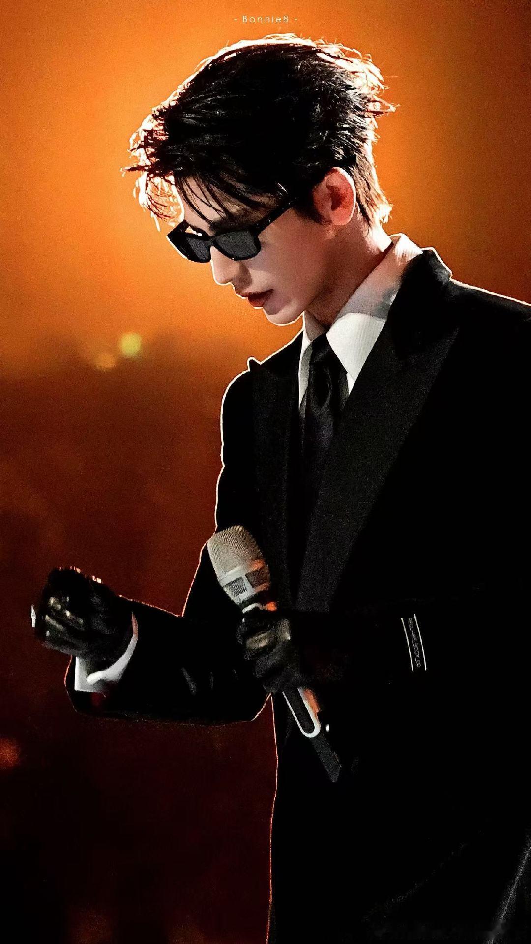 张凌赫帅到犯规梗也绝 活动现场的他堪称视觉焦点，肩宽腰细腿还长，标准模特架子。但