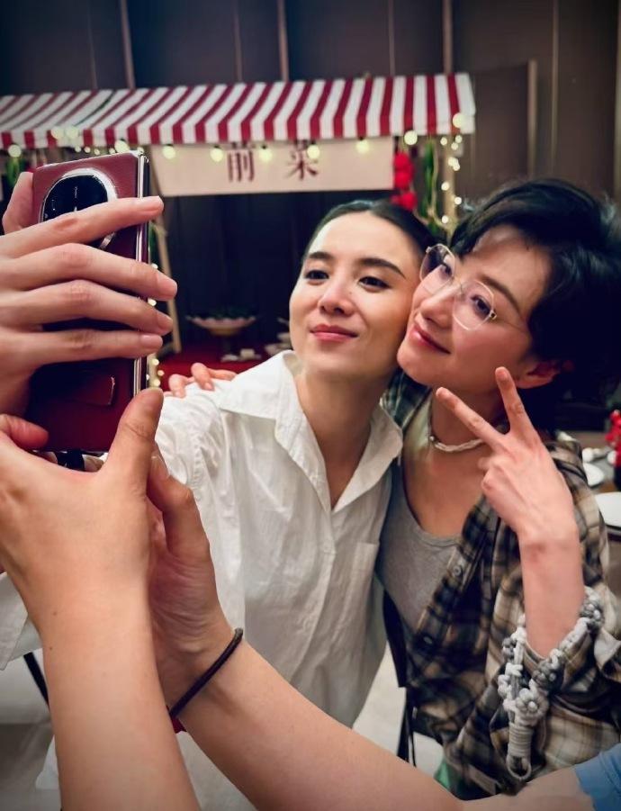 宋佳万茜合影影后视后同框的含金量 宋佳&万茜合影，白玉兰视后和上海电影节影后地同