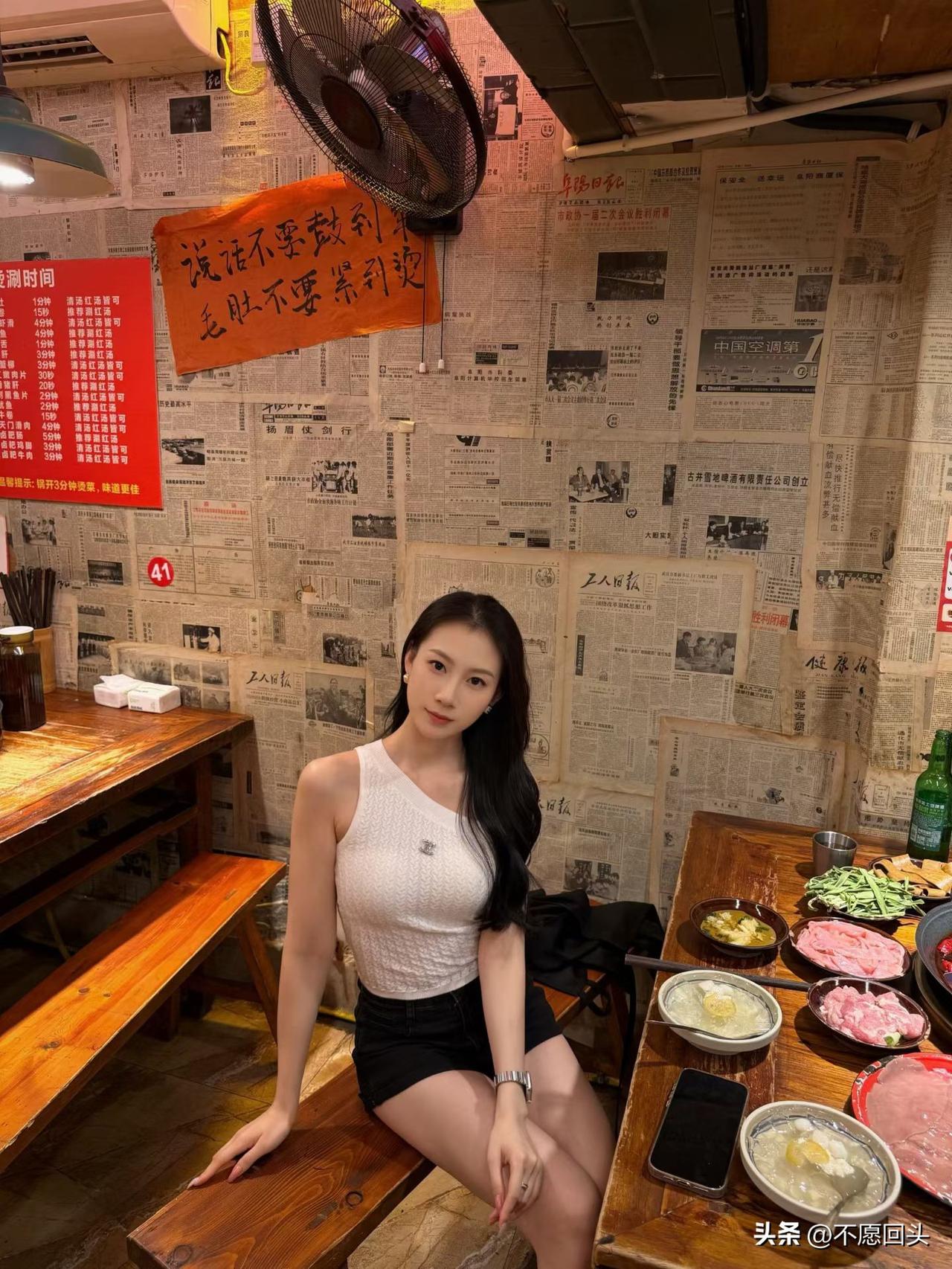 最近翻衣柜找出压了大半年的基础款黑色短裤，随便搭了件洗得发软的白色紧身上衣出门，
