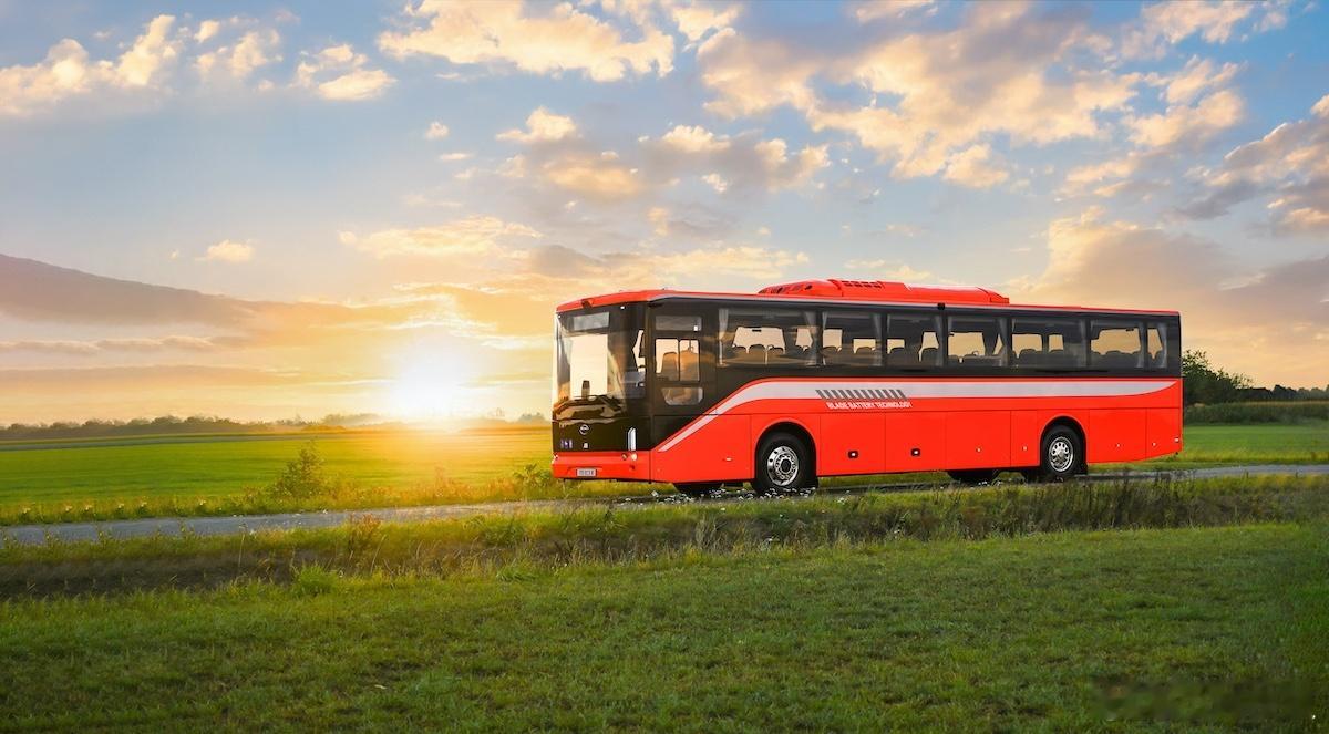 比亚迪电动大巴双车获2026德国设计奖！比亚迪B12.b HF与18米纯电动铰接