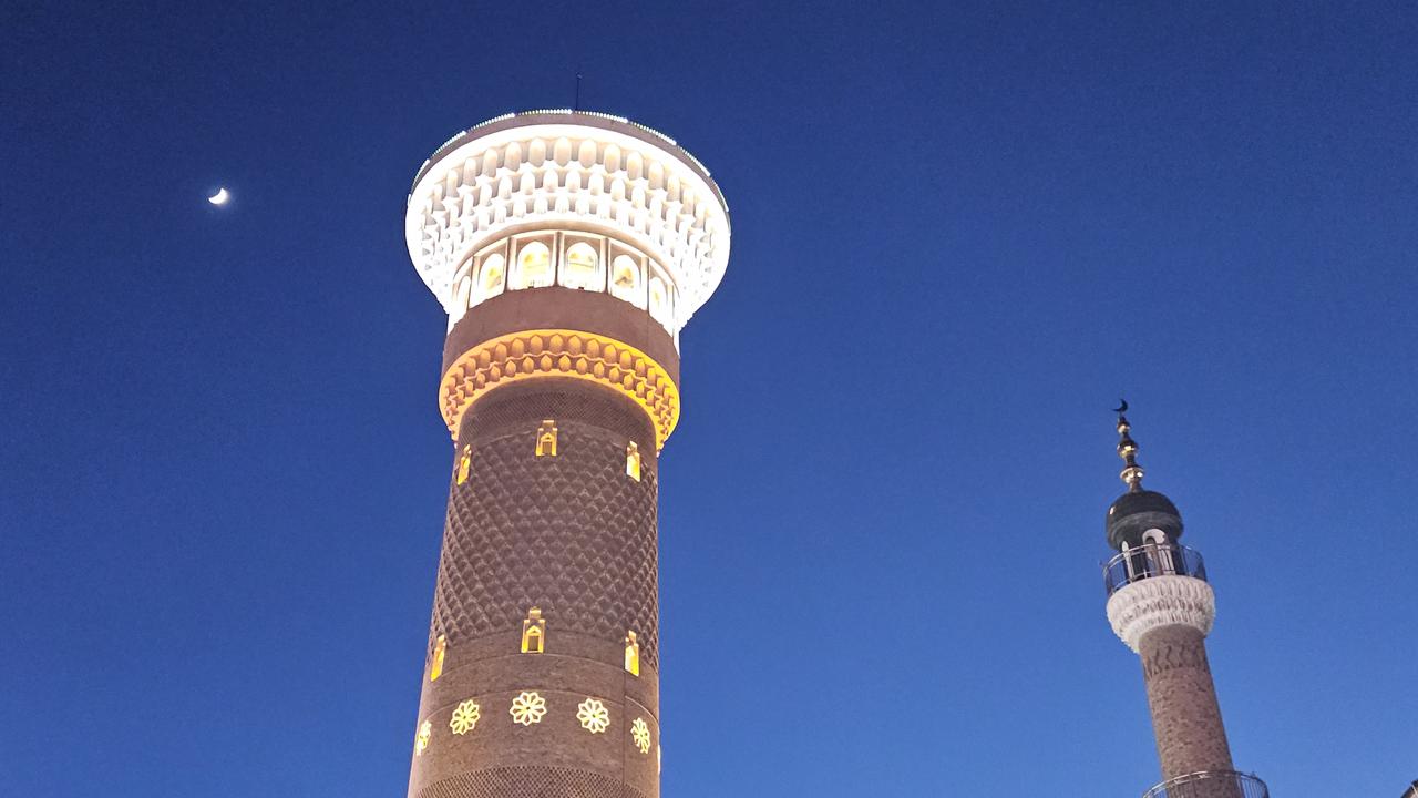 乌鲁木齐大巴扎的夜景，真的直接把我拉进了西域童话里！🌙
站在广场抬头，80米高