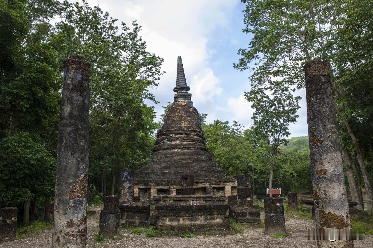 从沙潘辛寺遗址下来，骑车继续游览西区，这里还有众多的寺庙基座，残塔，残柱。在素可