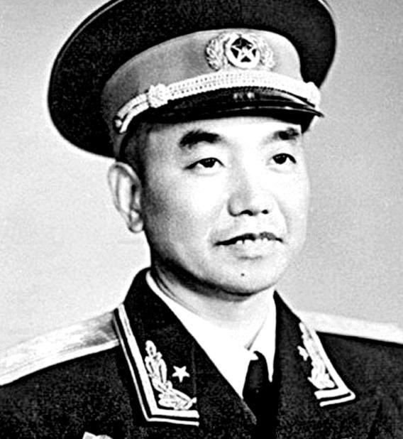 1931年，萧克师长在战俘营中猛然驻足，目光落在一名俘虏身上时神色骤变，立即喝令