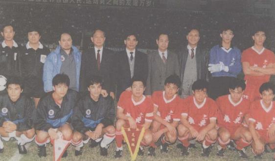 1988年，霍英东与“省港杯”足球赛双方球员合影。