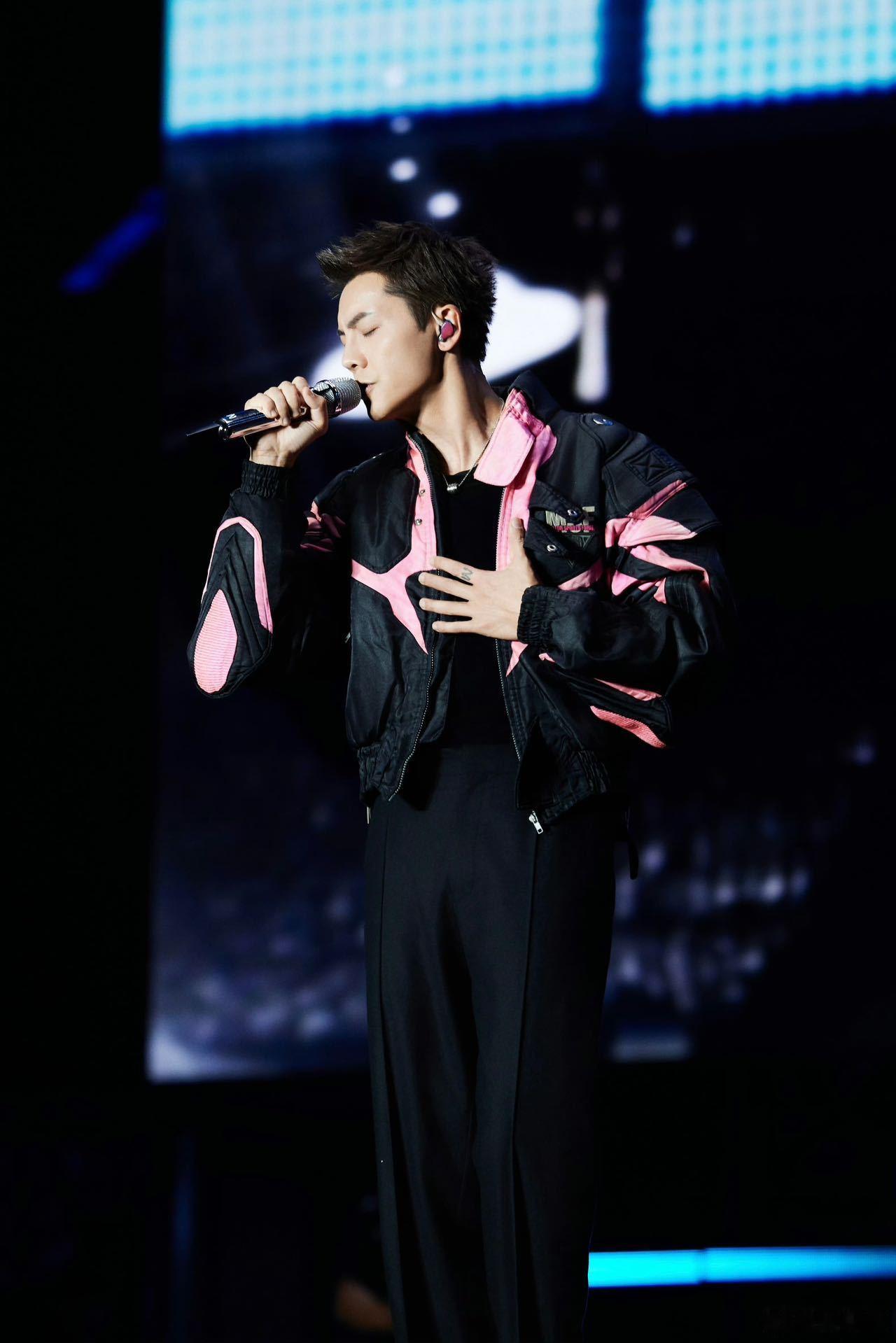 陈伟霆两次机会都是因为足够努力陈伟霆为了被看见努力了很多年两次机会，都是他用汗水