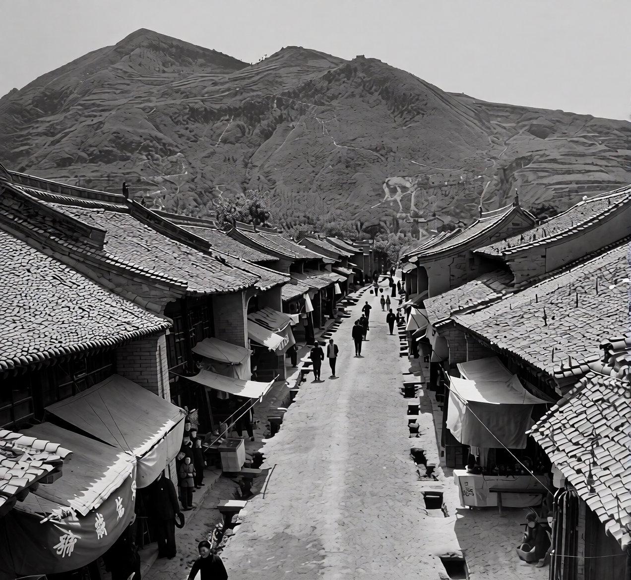 【西安老照片】1947年的临潼，一条直通历史的土街。照片里，两旁是密密匝匝的青瓦