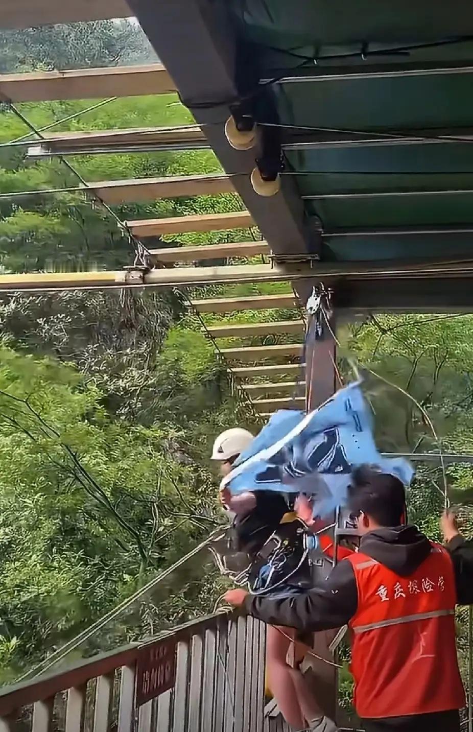 女子坠亡悬崖秋千开业仅1个多月太痛心！网红悬崖秋千开业1个多月就出事，女子多次喊