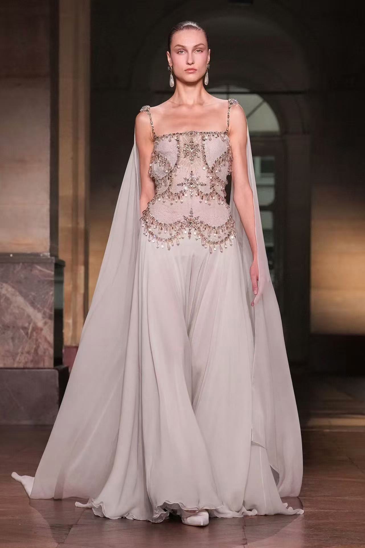 张婧仪佩戴卡地亚高级珠宝白玉兰演绎Georges Hobeika 2025秋冬高