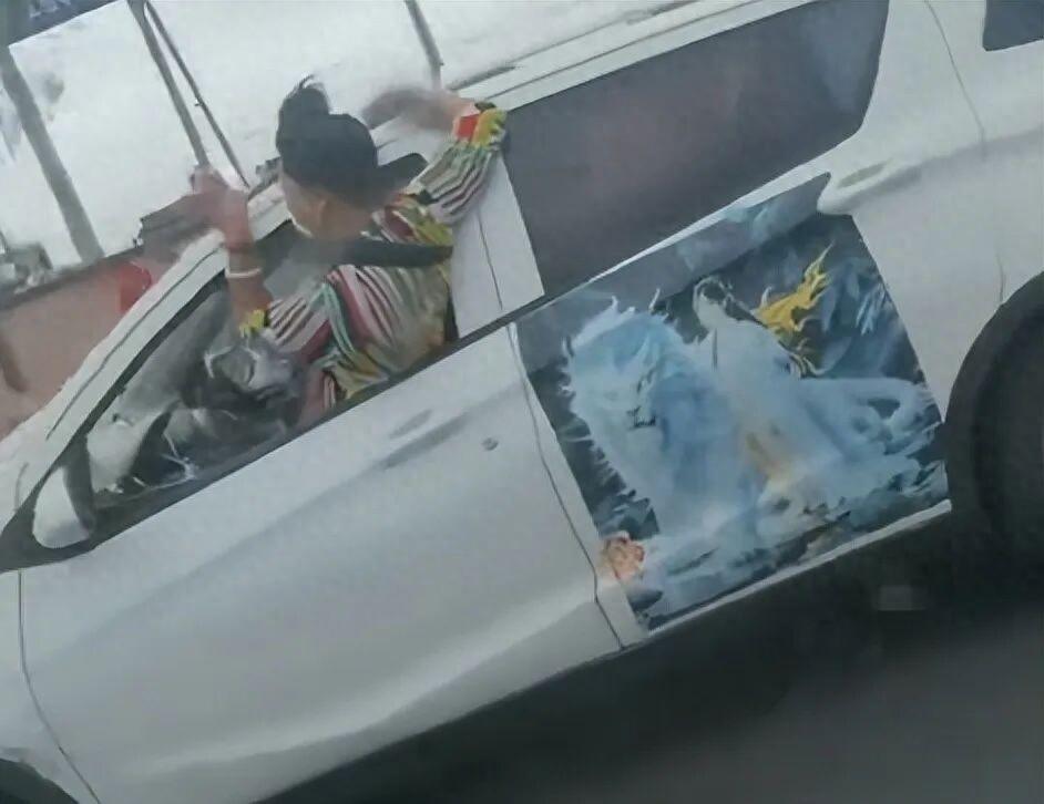 太疯狂！辽宁凌海女子开车上演惊险名场面，无视交通规则将上半身挂在车窗外，撒手不握