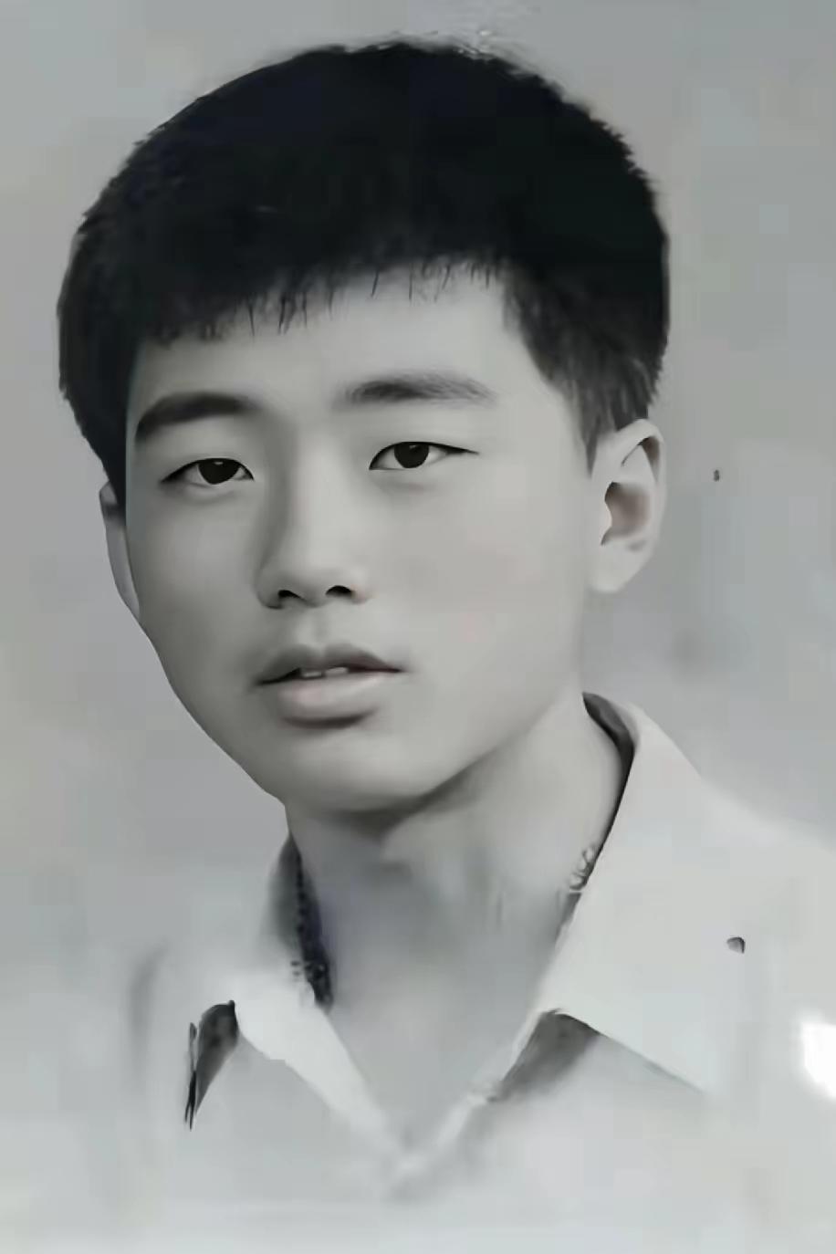 谢平，上海市人，1979年1月从南昌参军入伍，成为了陆军某部卫生员，后随部队开赴