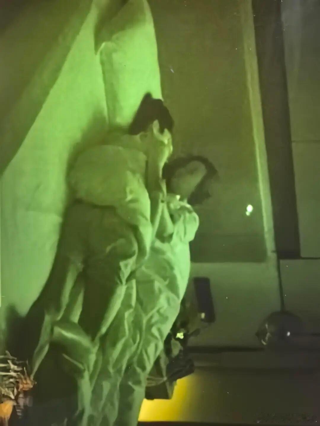 太离谱了！第一次见综艺把夫妻两人的睡觉片段剪出来的…这种夜视的绿色看起来好诡异 