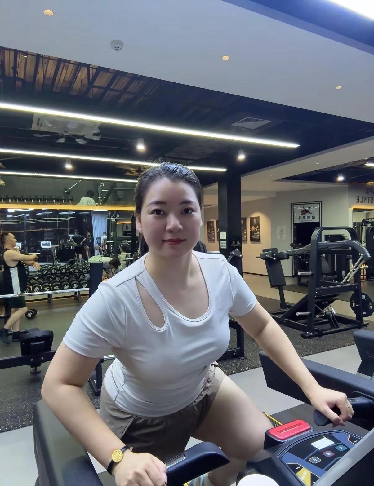 健身打卡，开启元气满满的一天！我每次健身前，都会先做 10 分钟的动态拉伸，像开