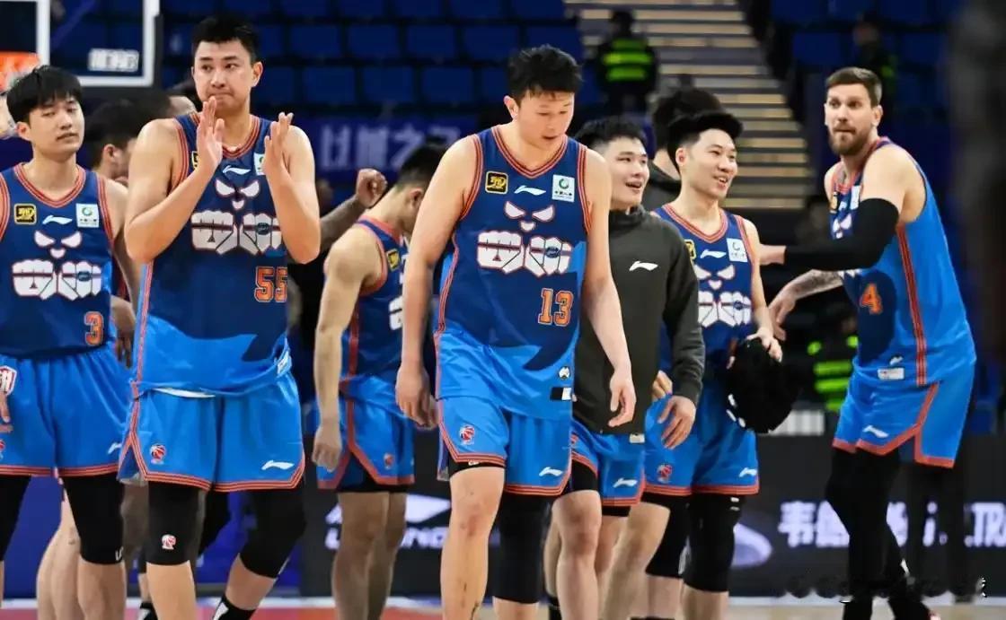 集体讨薪！2025-26赛季CBA尚未开始，一个负面消息的出现给联赛蒙上阴霾：据