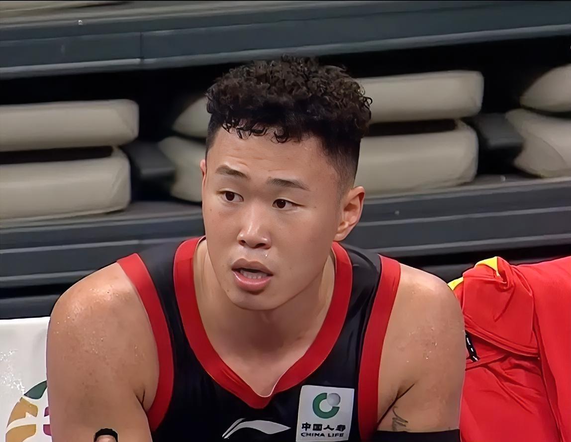 三月的贺希宁太逆天，7场比赛数据如下：
 
对阵广州，出场31分钟，投篮23中8