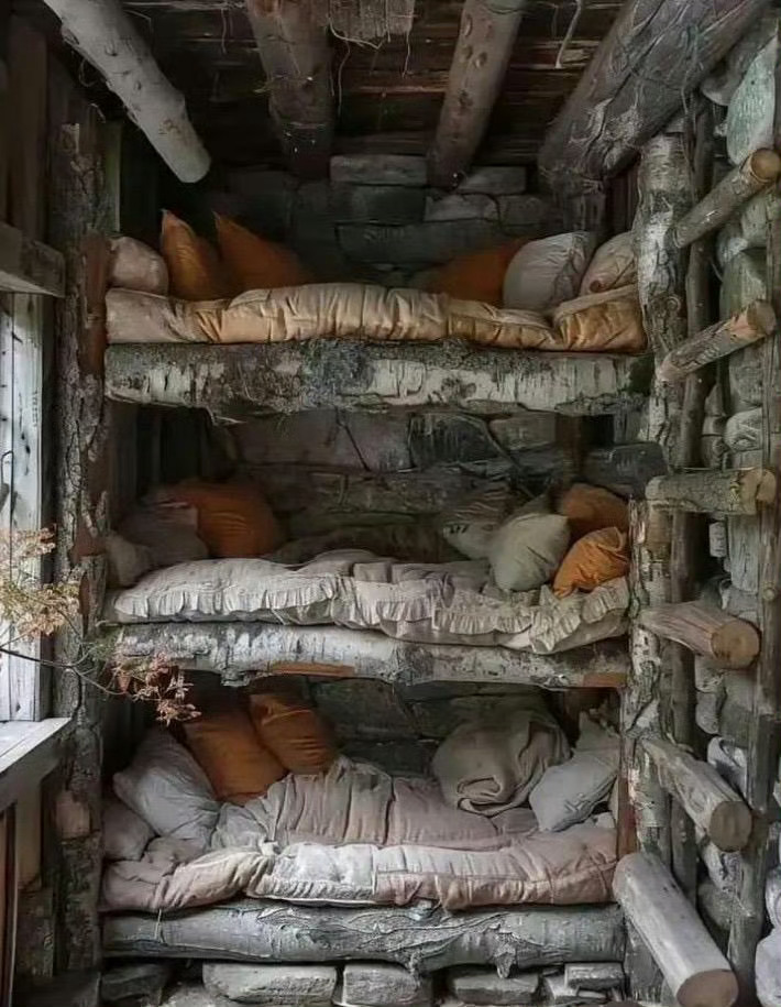 废弃房子里的床，还分为上中下铺 ​ ​​​