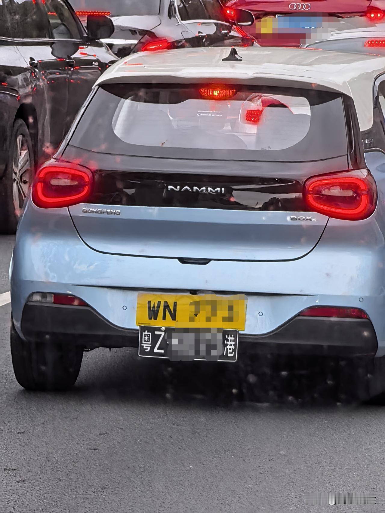 分享我这周有趣的事：今天到珠海旅游观光，我在大巴车上看到前面一辆小车挂了上黄下黑