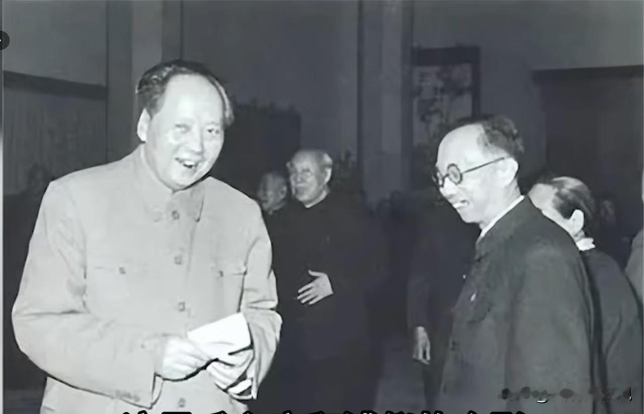 毛主席和末代皇帝溥仪的合照。主席当时说了什么，让他们俩都笑了起来呢？后来，溥仪进