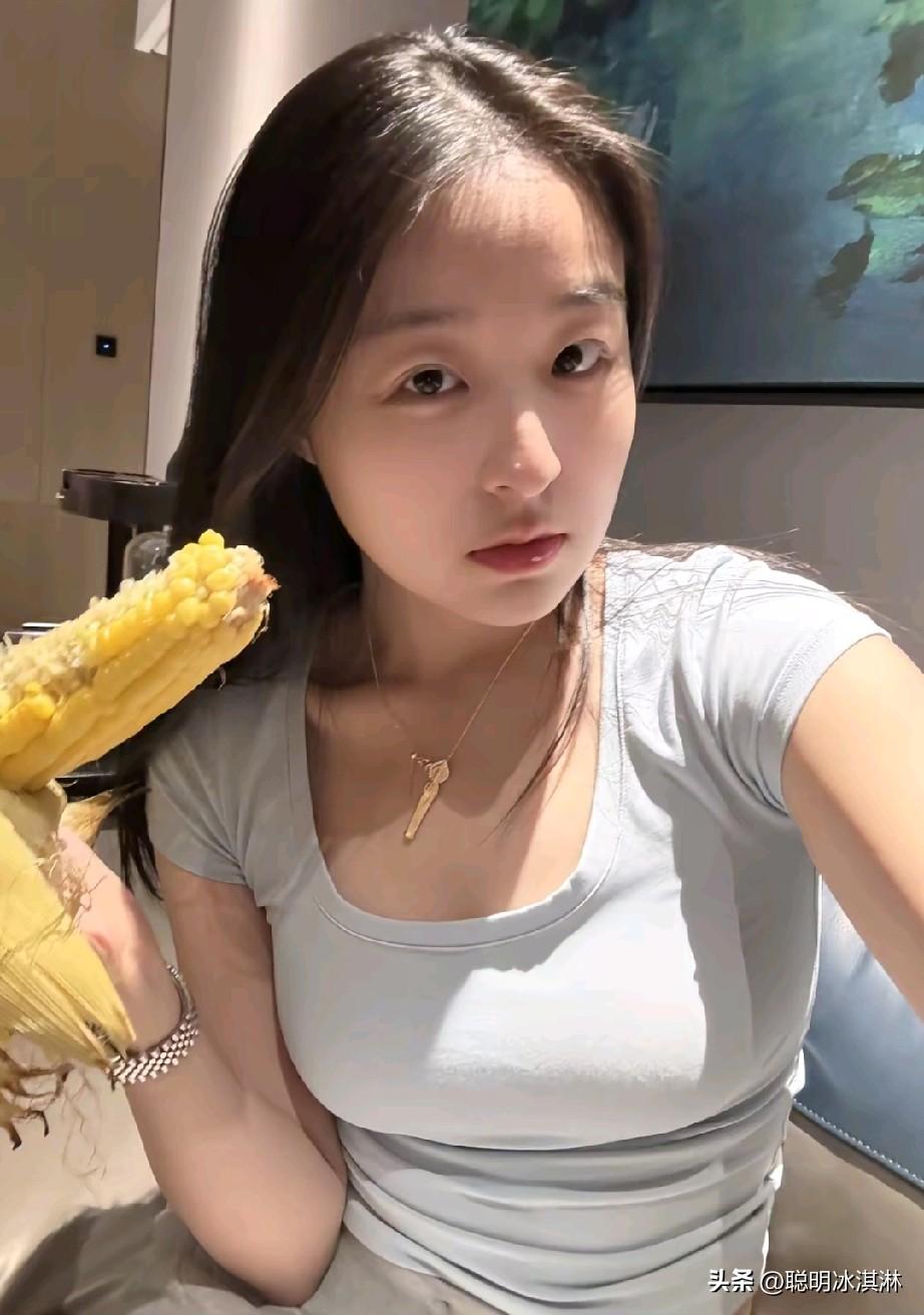深夜偷吃玉米的可爱女孩…