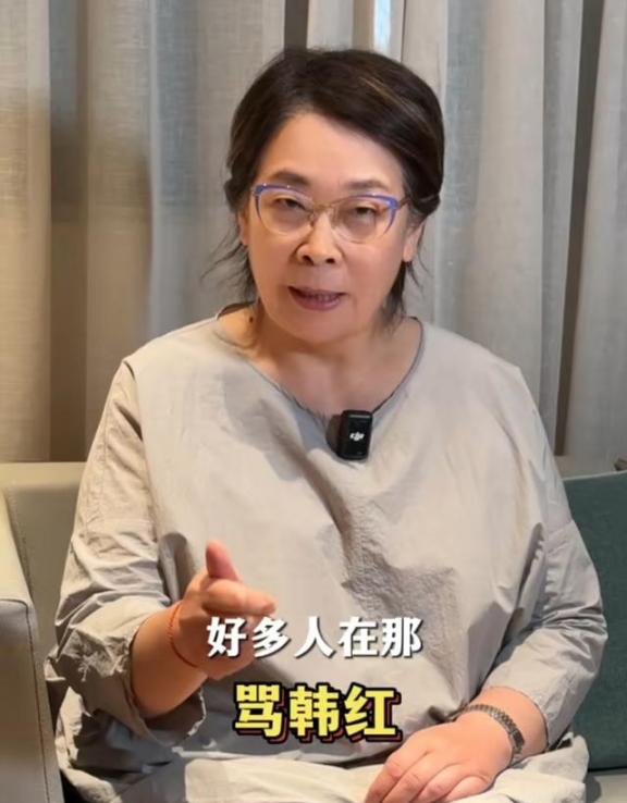 主持人张越：“我看见最近很多人骂韩红，说她道德绑架，我在想不是所有的电影宣发主创