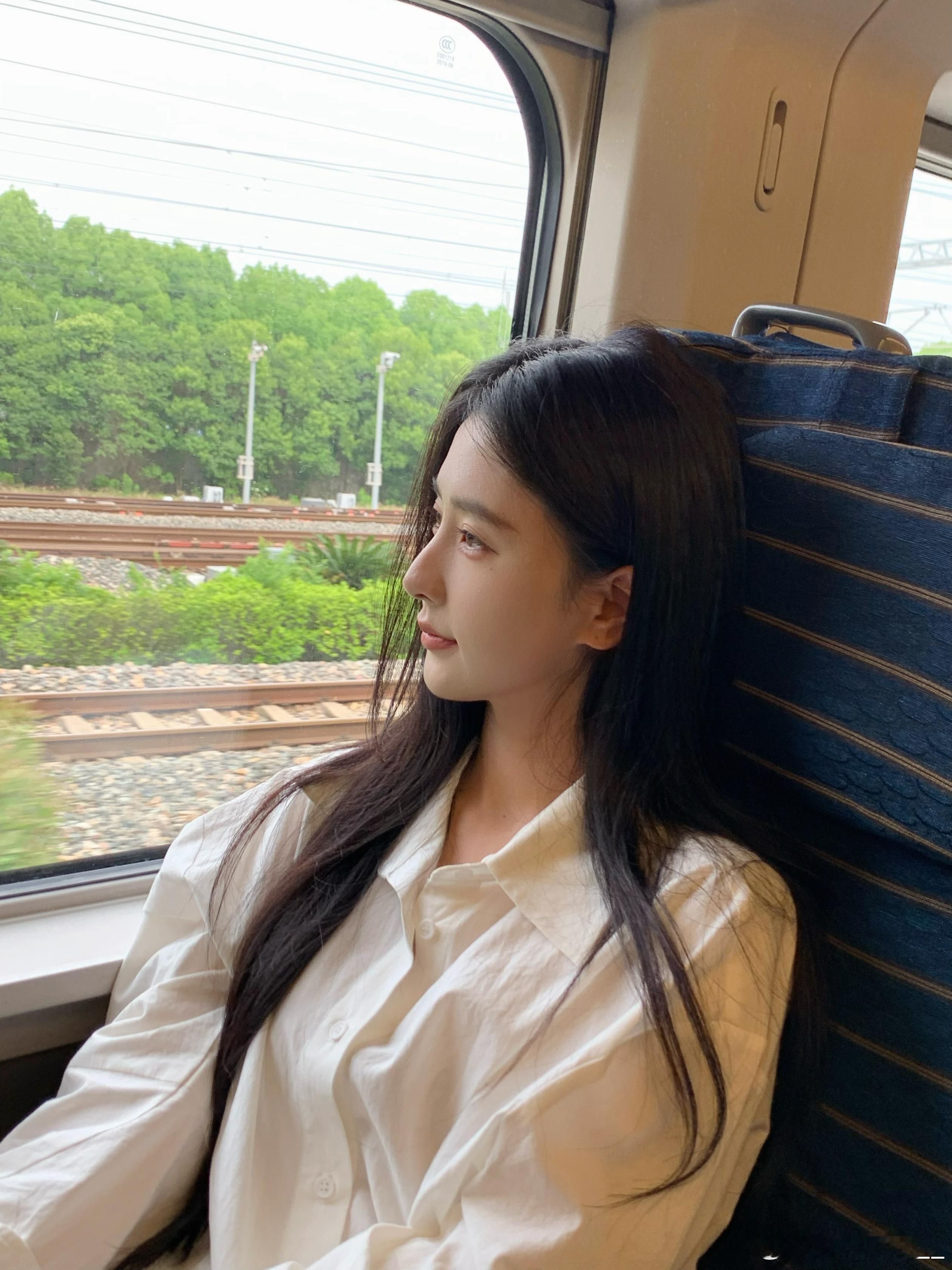 爱上侧脸是我的宿命哈哈~ （ps：不管几岁大家儿童节快乐[兔子][送花花]）金牛