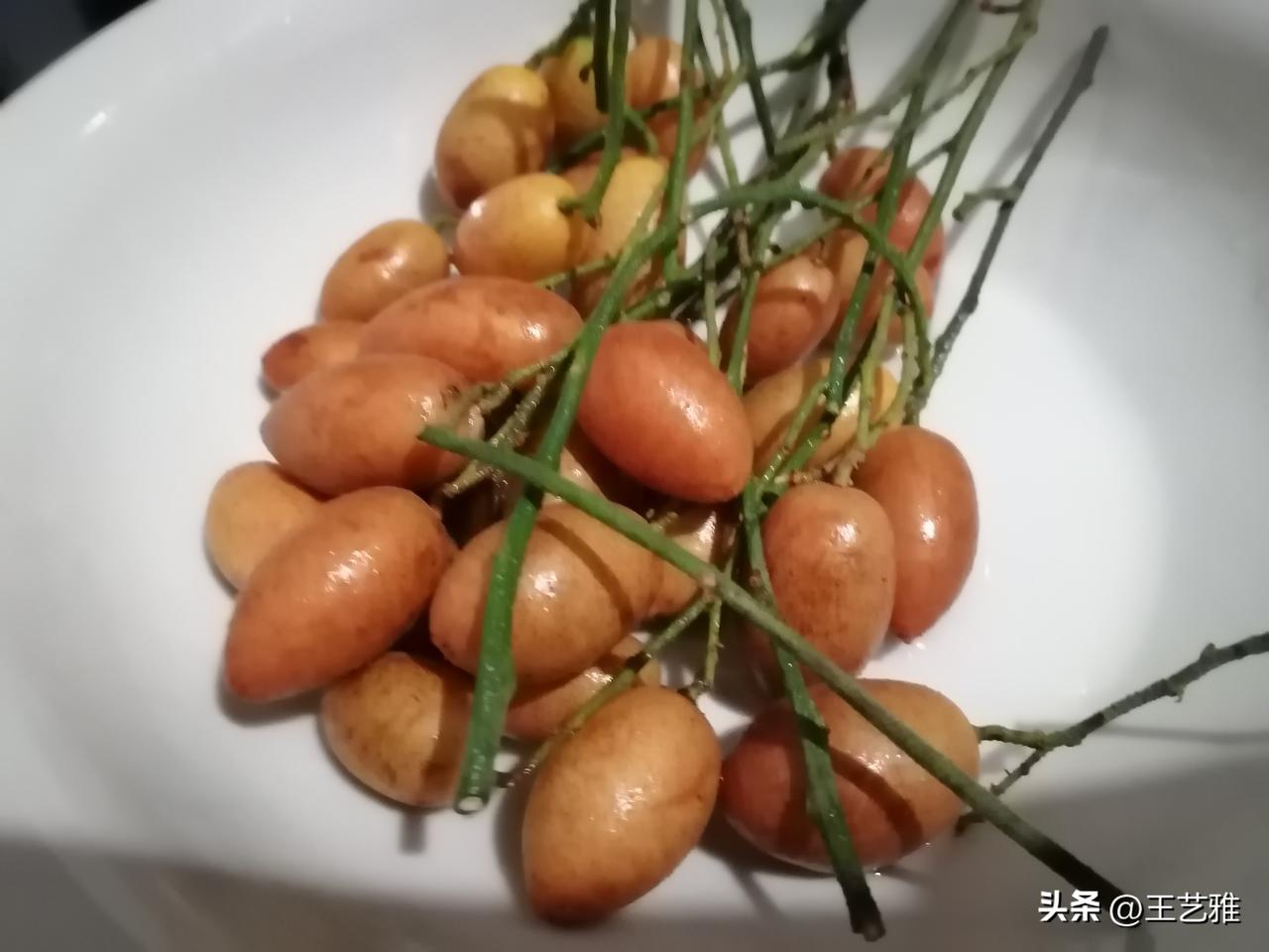 晚上大概八点半，我下楼丢垃圾，顺便去楼下转了一圈。

今天我可不是为了去超市扫菜