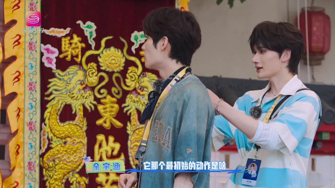 来了汕头就是胶己人 潮汕鼓声一响，热血魂瞬间觉醒！看着三个大男孩在百年骑楼前全情