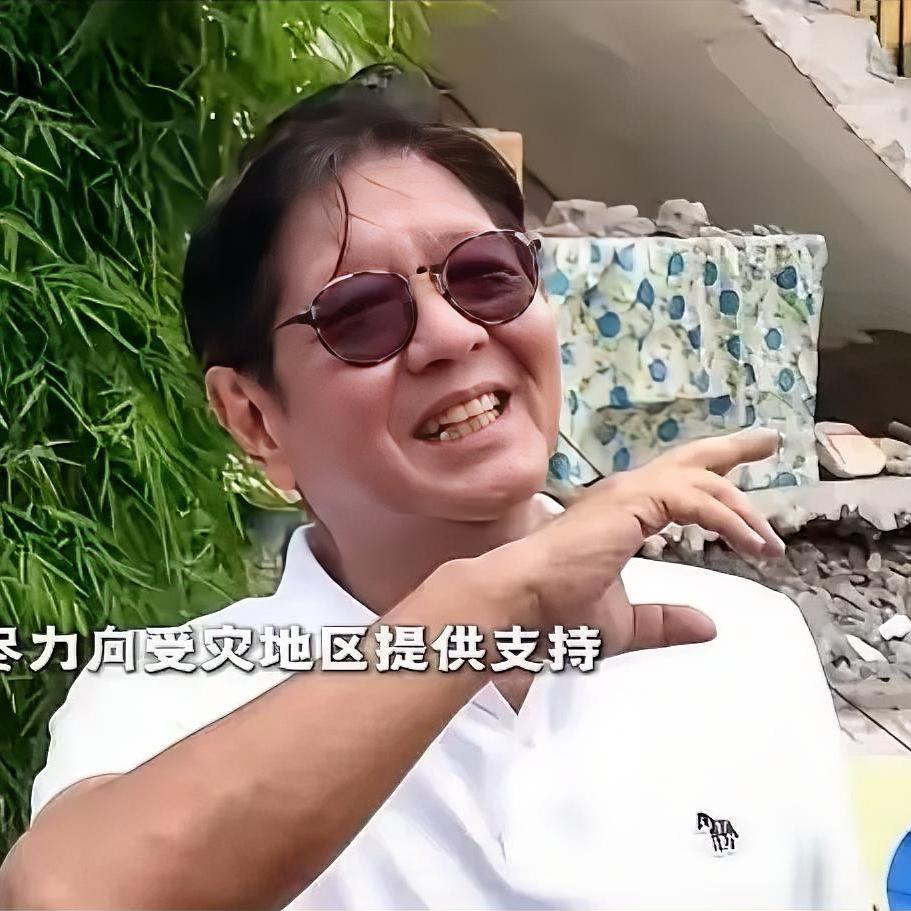 在一片废墟现场，他竟然可以笑得合不拢嘴，而且是完全发自内心、难以掩饰的开怀大笑。