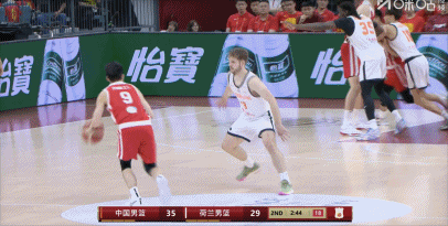这个处理的好一些，知道先观察等一下了（给杨瀚森吊球的高诗岩，给的挺舒服的），你看