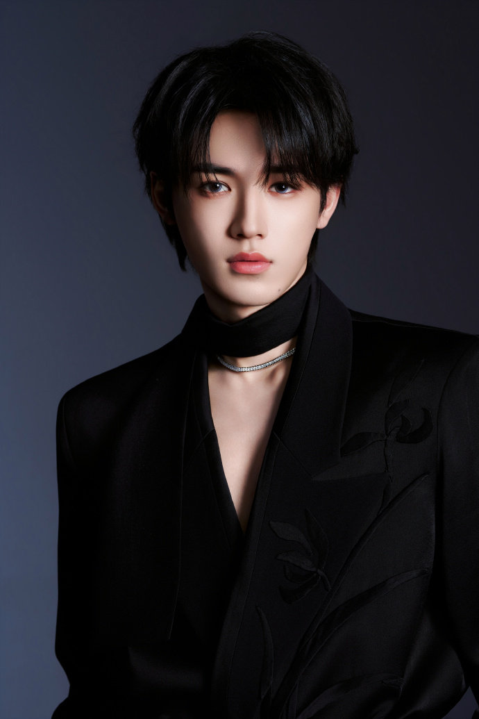 时代少年团冷调光影落于肩线  时代少年团黑西装的利落剪裁 时代少年团黑西装的利落