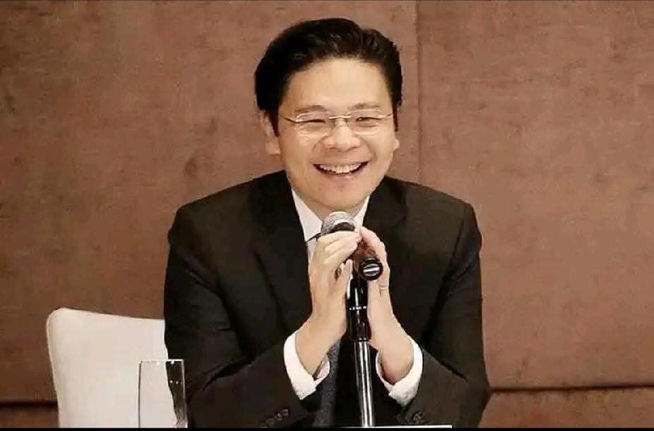 坡县总理黄循财最近做了件大事儿，他把自已的工资从每年的220万新元一口气调到了3