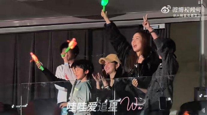 陈妍希谢楠带孩子看陆虎演唱会谢楠陈妍希带孩子看陆虎演唱会陆虎演唱会好多人啊陆虎的