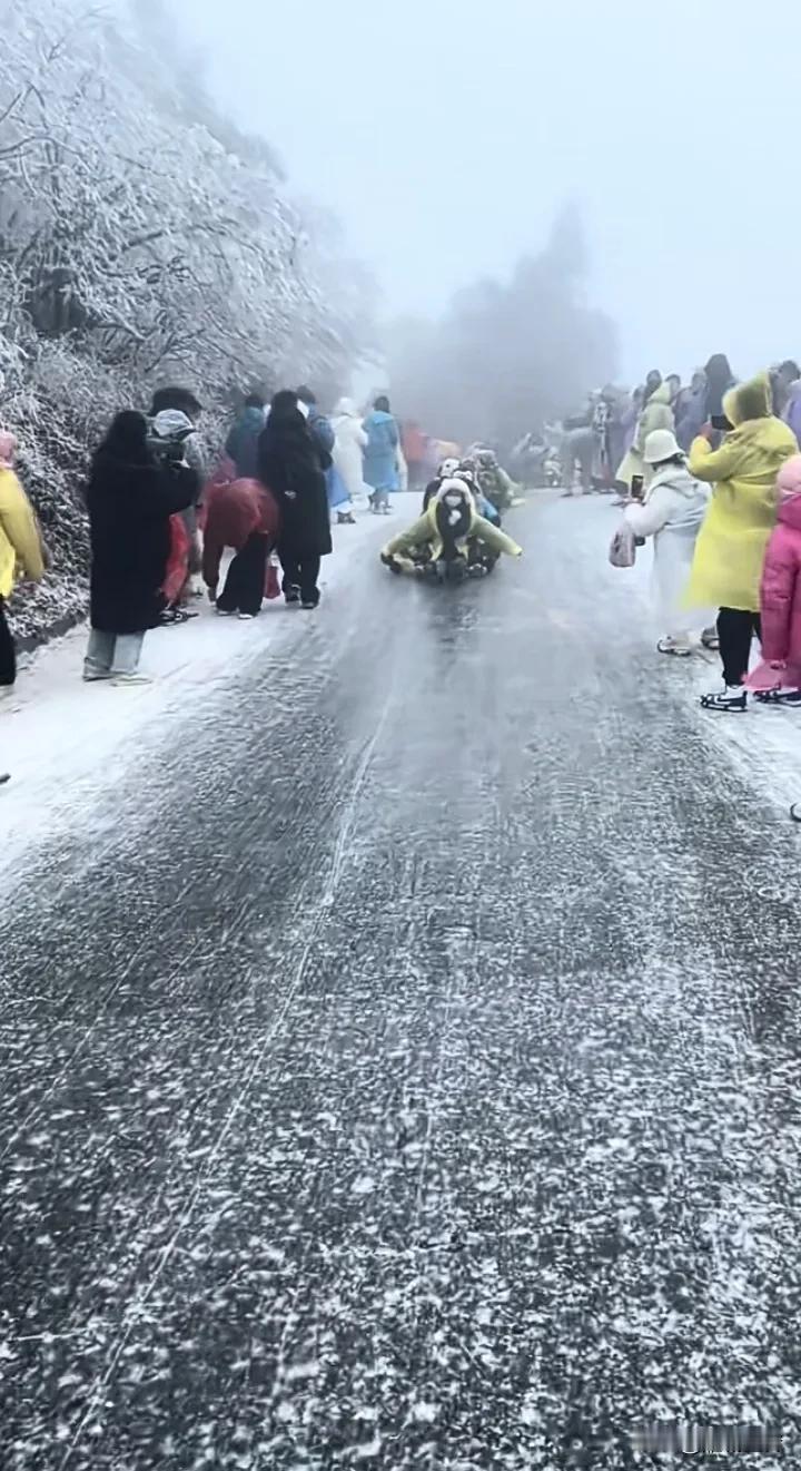 南岳衡山下雪了，快来南岳看雾凇！周末不忙，来趟衡阳…