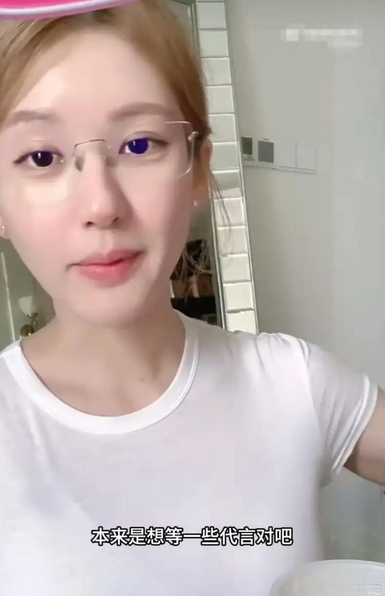 虞书欣和赵露思家粉丝又撕起来了昨天赵露思直播说某个艺人高速倒车，搜出来的就是虞书