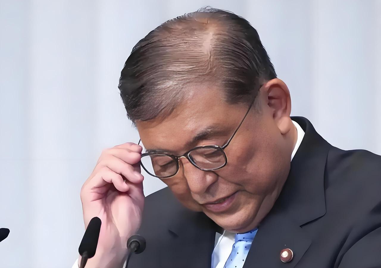 石破茂真坐不住了，紧急召集车企大老板想办法。

据相关报道，美国对日本加征15%