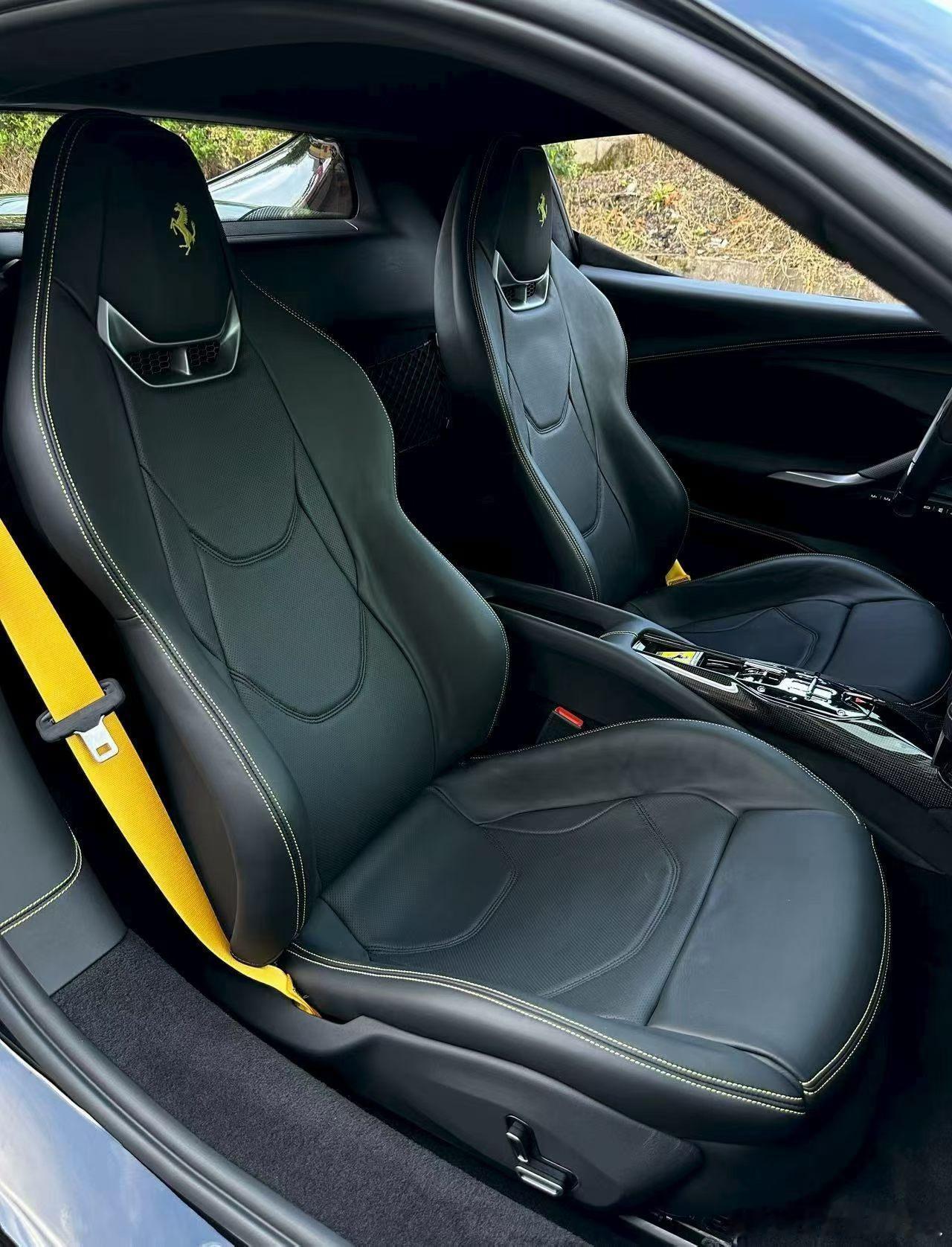 法拉利296 GTB、24年、原厂黑外黑内，车衣，8600公里，选配到位 