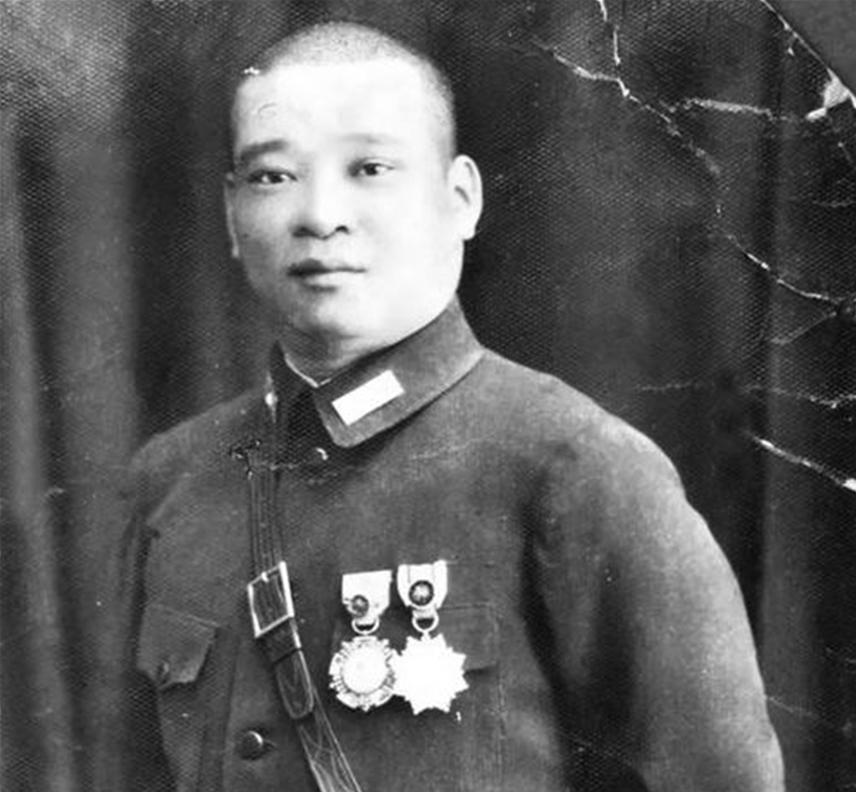 吴化文在济南起义前，也曾一度动摇，一天他喝得醉醺醺回家，一见姨太太林世英，就掏出