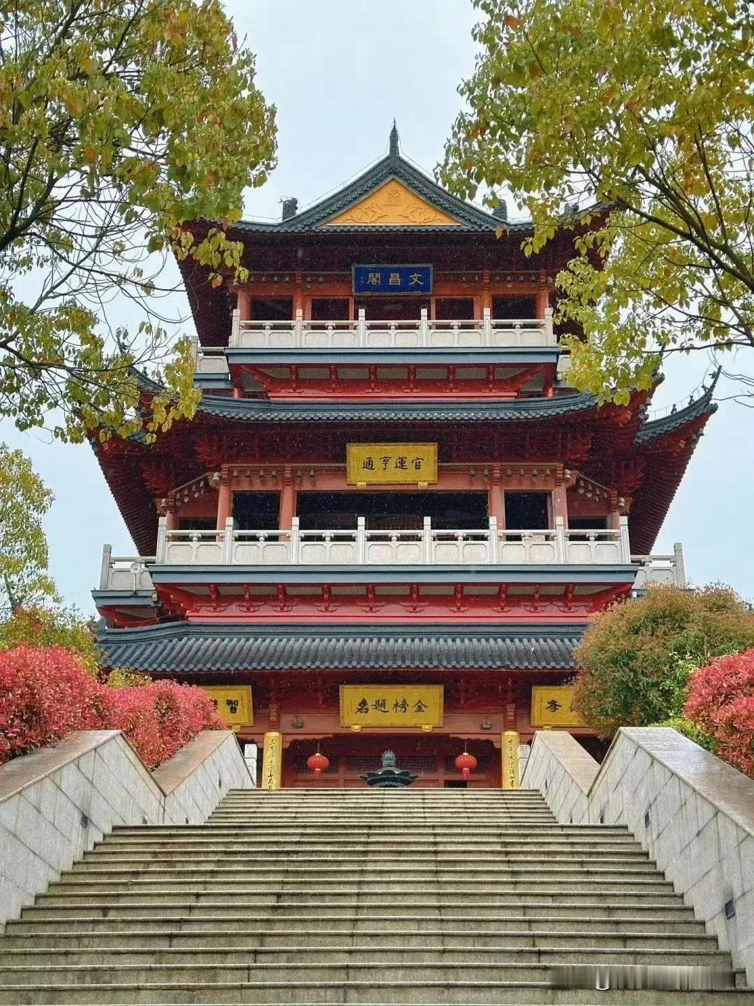 “南朝四百八十寺”之一的永庆寺文昌阁昨日遭大火焚毁，露出了钢筋混凝土真容，看上去