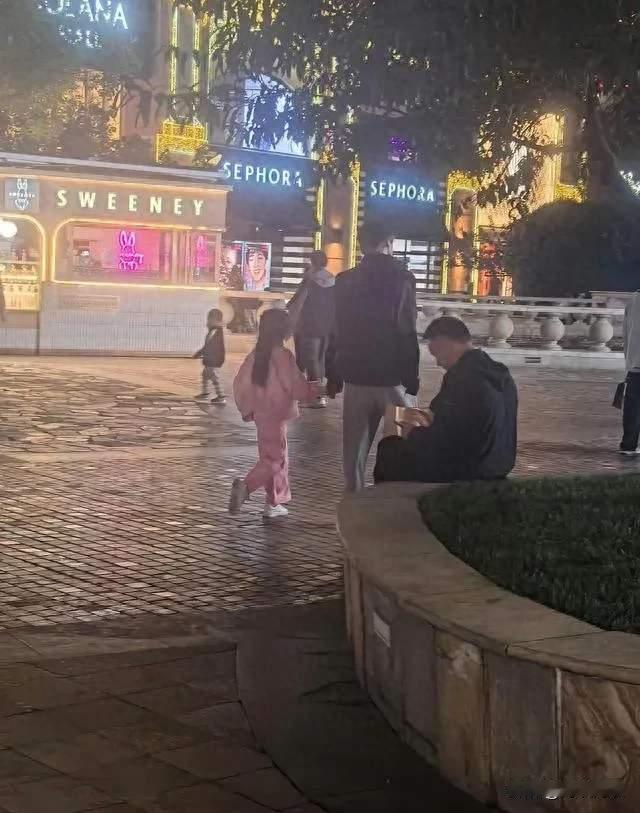 付辛博带8岁女儿逛商场被偶遇！少年感爆棚路人错把父女当成兄妹