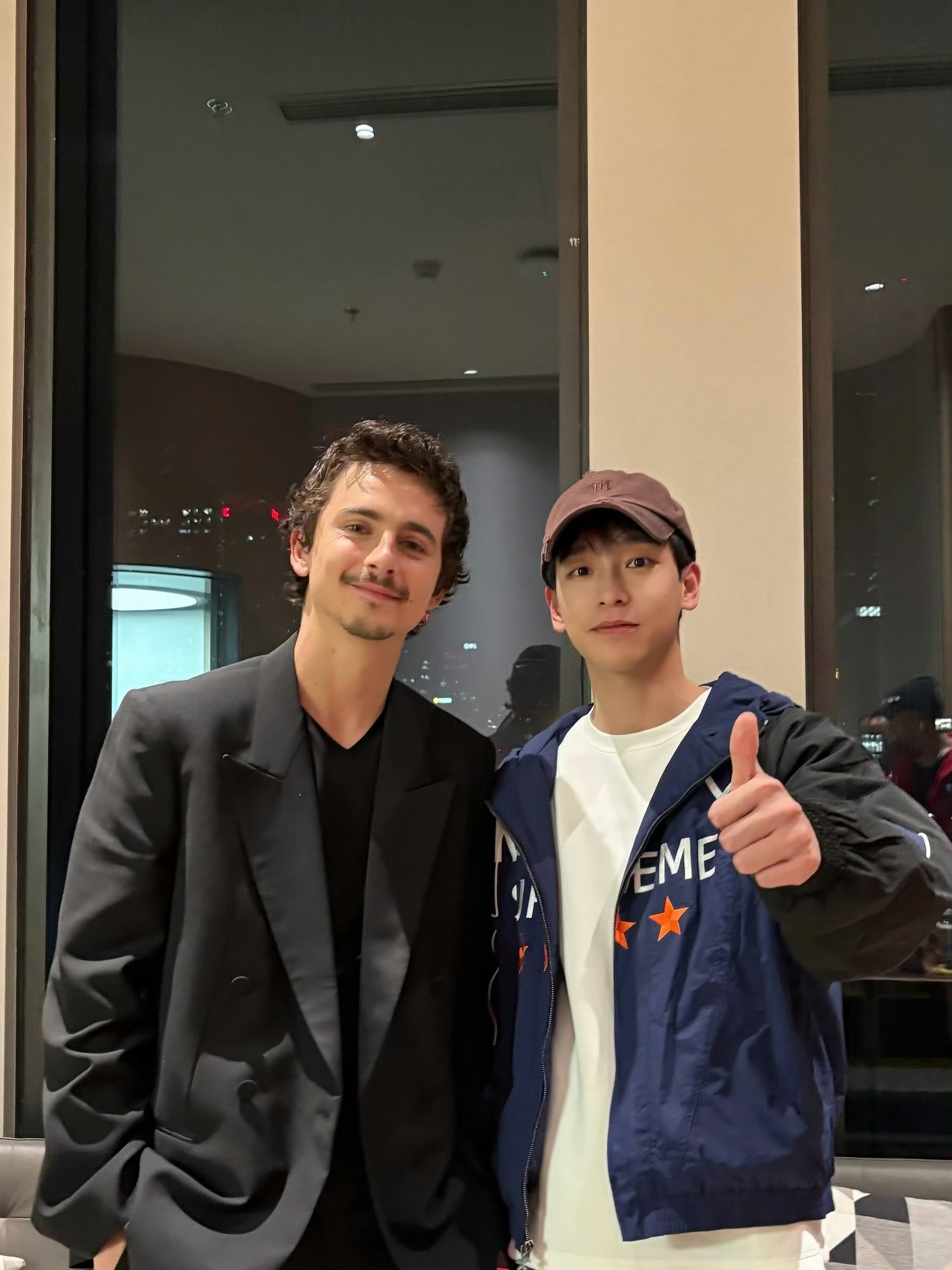 彭昱畅甜茶一起合照了彭昱畅发文晒和甜茶一起合照 