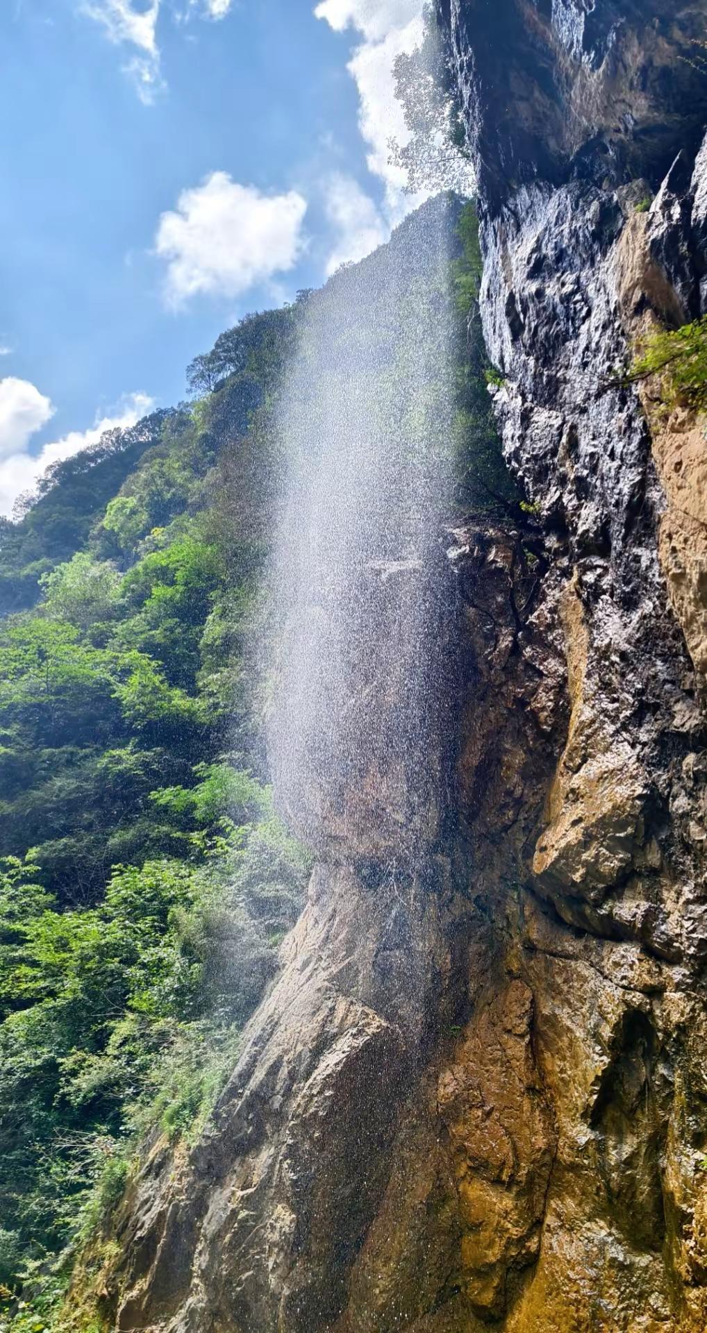 呼吸新鲜空气享受大自然风光 仰望瀑布，聆听峡谷回响